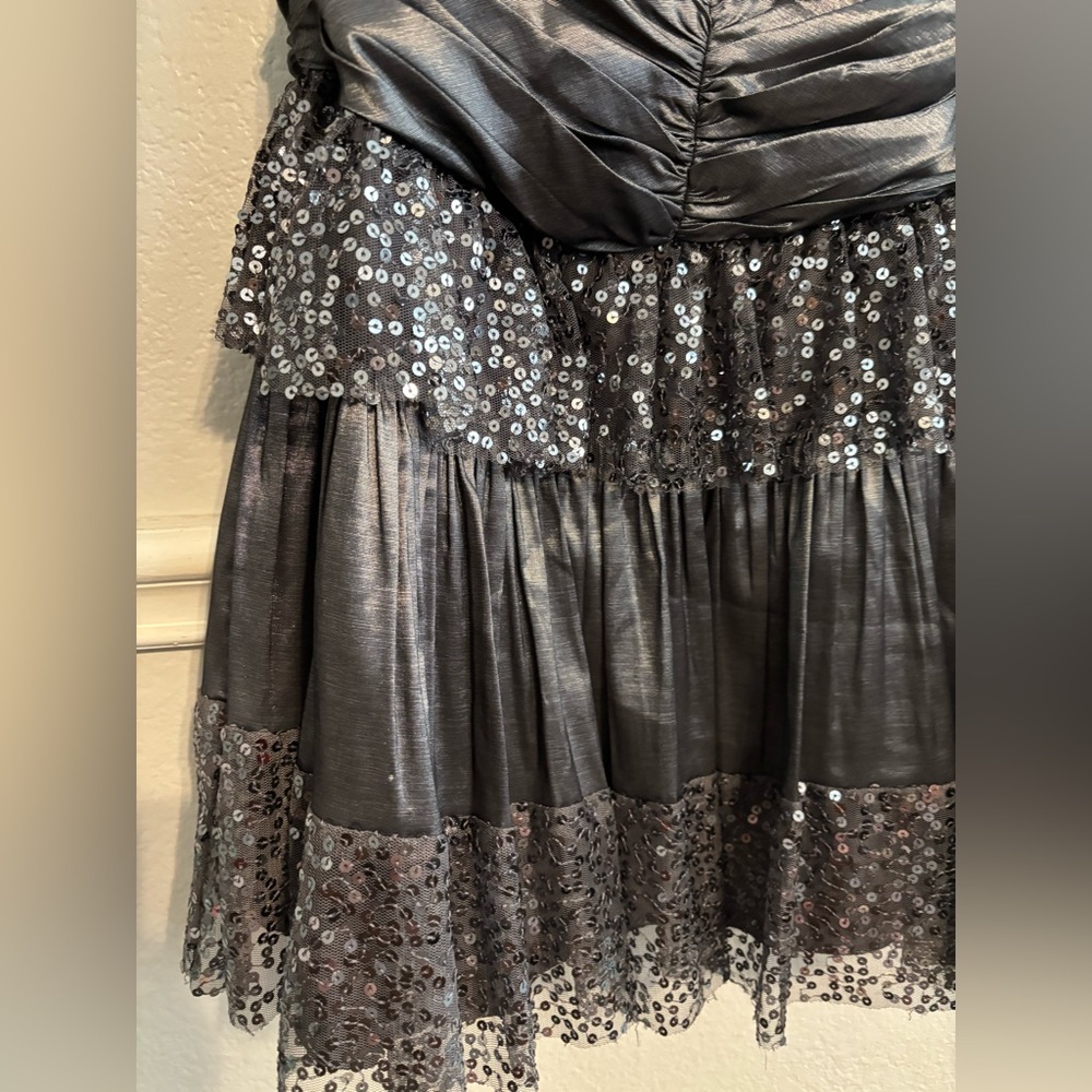 BETSEY JOHNSON Silver Ruched Pleated and Sequin Sweetheart Prom Dress. Size 12 - Picture 5 of 5